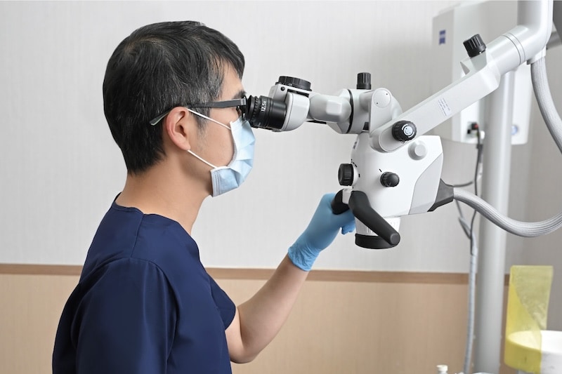 顯微水雷射牙周治療-顯微鏡操作示意圖